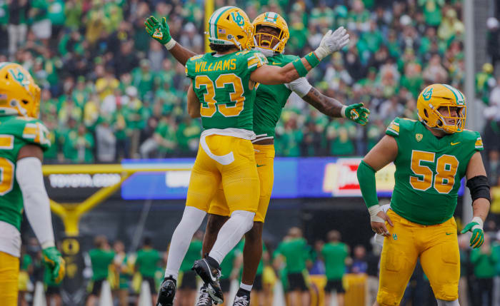 Oregon Ducks safety Evan Williams (33) celebrates with safety Steve Stephens IV.